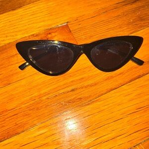 🕶️ H&M Cat-Eye Sunglasses –Black • Gently Used